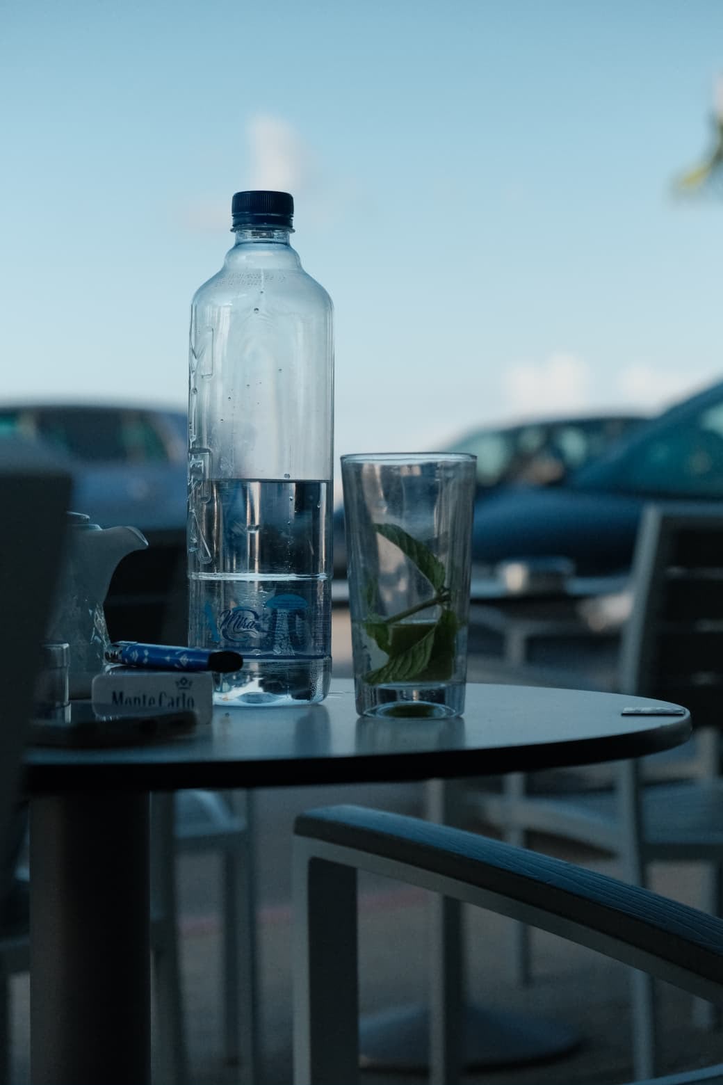 Table face à la mer à l'heure bleue