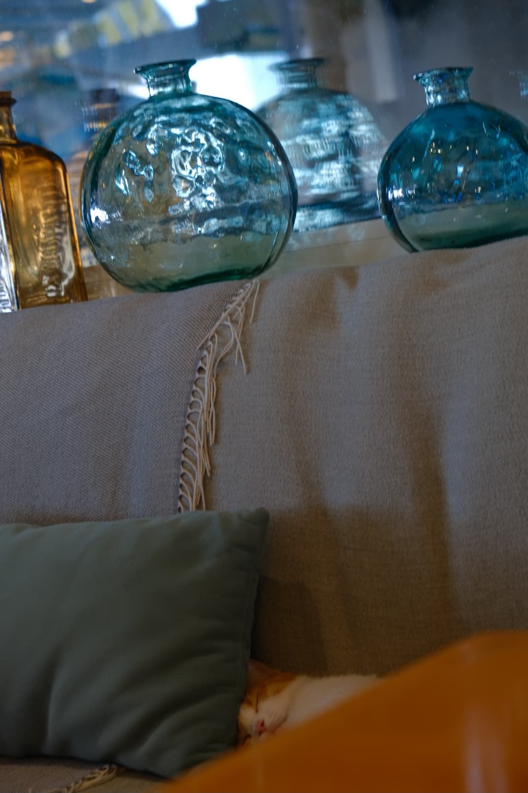 Coussins, plaid et verrerie